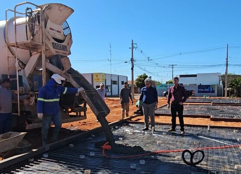Imagem de compartilhamento para o artigo Prefeito Walter Schlatter acompanha início da construção de 42 casas no Residencial Araras, em Chapadão do Sul da MS Todo dia